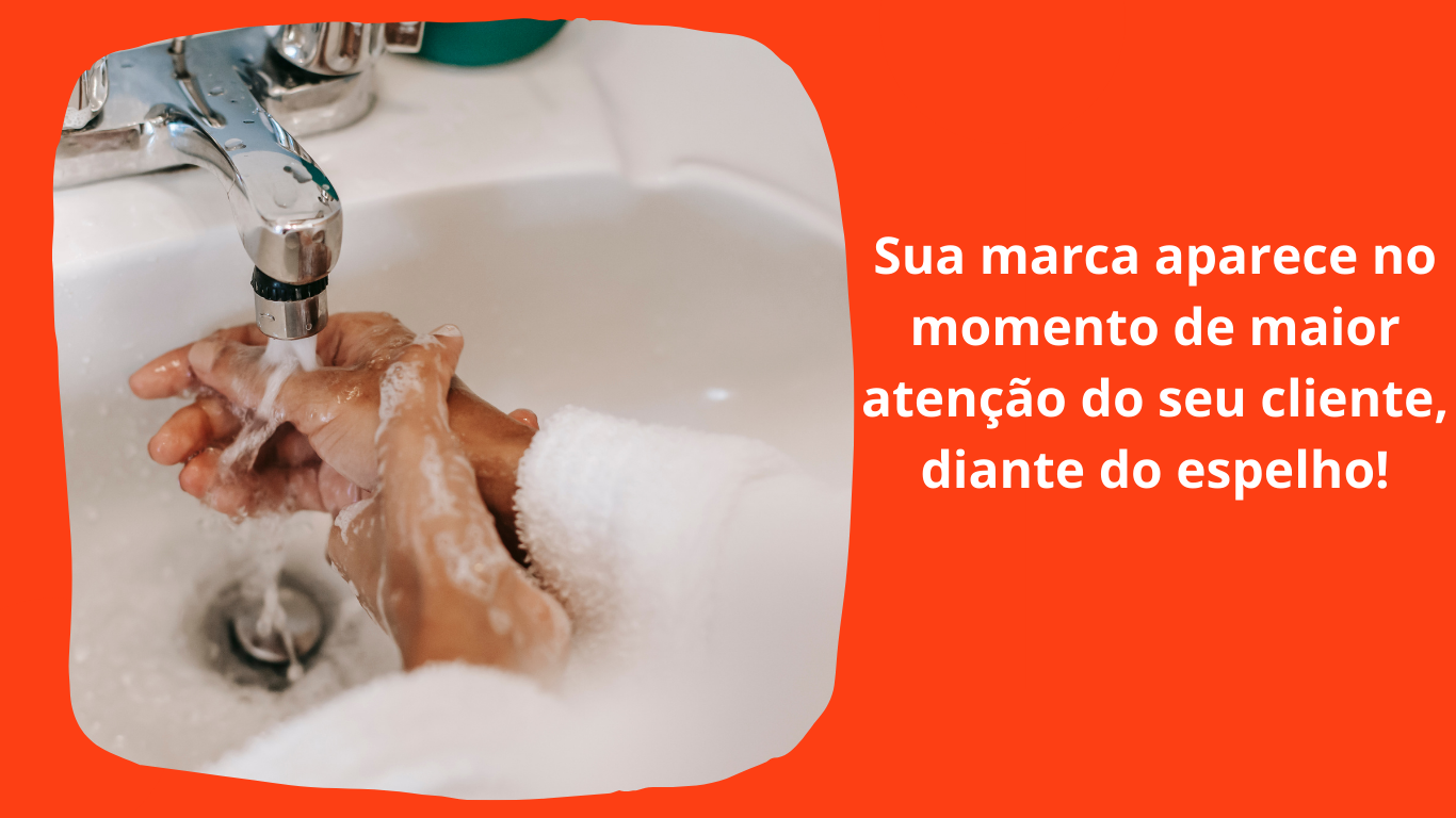 pessoa lavando as mãos